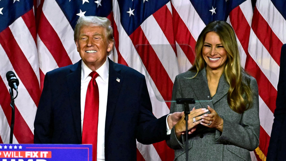 El expresidente Donald Trump y la exprimera dama Melania Trump, desde el Centro de Convenciones de West Palm Beach en West Palm Beach, Florida,