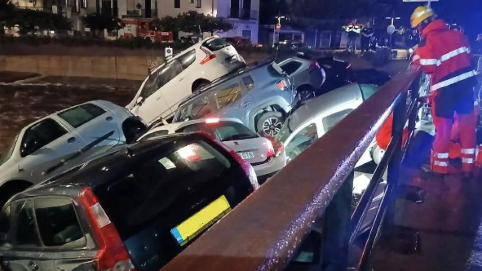 Coches arrastrados por el aguacero en Cadaqués