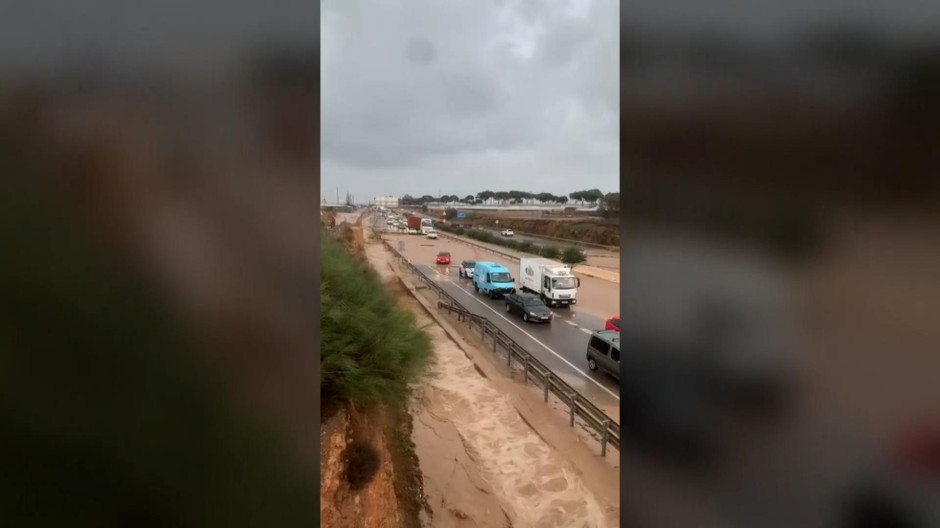 El agua arrastra vehículos en Vícar (Almería) y rescatan a tres personas atrapadas