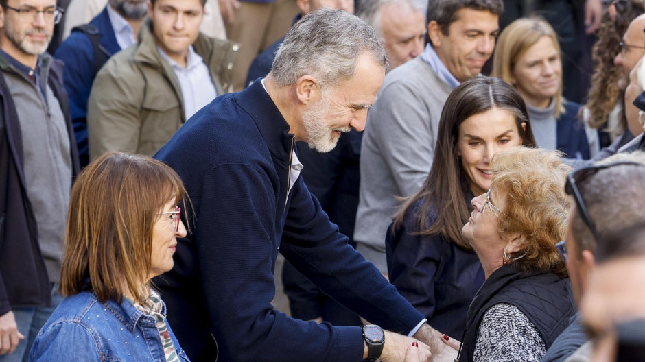 Los Reyes y la alcaldesa de Chiva, Amparo Fort, hablan con los vecinos