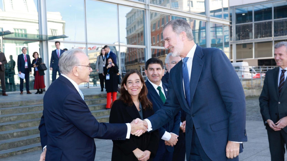 Felipe VI saluda a Isidro Fainé a su llegada al XXIII Congreso de Directivos CEDE