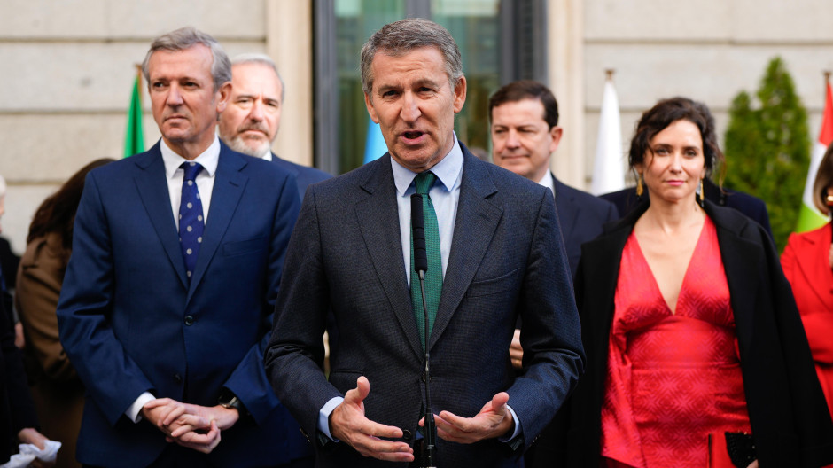 Alberto Núñez Feijóo rodeado de barones del PP