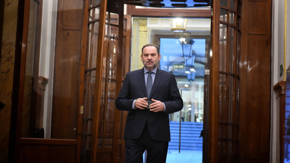 José Luis Ábalos atiende a los medios de comunicación en el Congreso