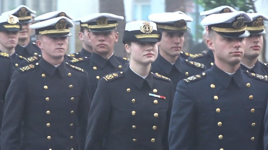 El alcalde de Cádiz recibe a la Princesa a las puertas del Ayuntamiento