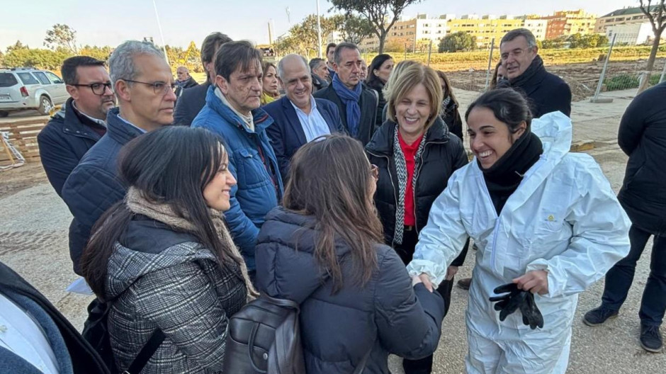 La presidenta de la FEMP, junto a una voluntaria de una de las localidades afectadas por las riadas