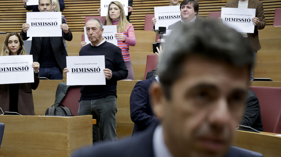 Mazón, de espaldas a los miembros de Compromís, que piden su dimisión, este jueves en las Cortes Valencianas
