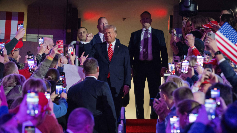 El presidente electo Donald Trump llega al Capital One Arena de Washington D.C