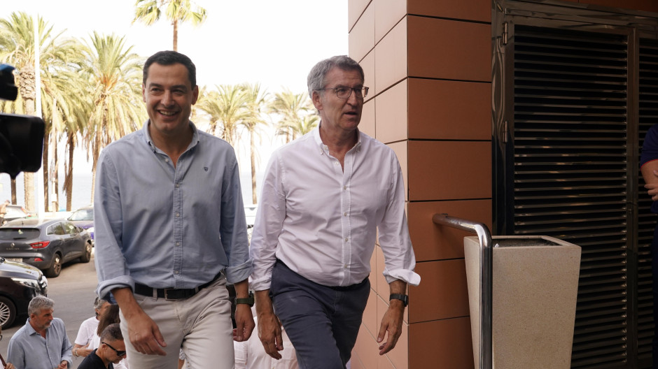El presidente del Partido Popular, Alberto Núñez Feijóo junto con el presidente de la Junta de Andalucía, Juanma Moreno