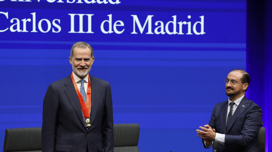 La gran ovación de los jóvenes universitarios al Rey tras recibir la medalla de honor