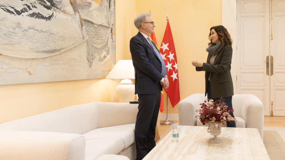 La presidenta de la Comunidad de Madrid, Isabel Díaz Ayuso, durante un encuentro con el embajador de España en la República de Corea, Guillermo Kirkpatrick de la Vega