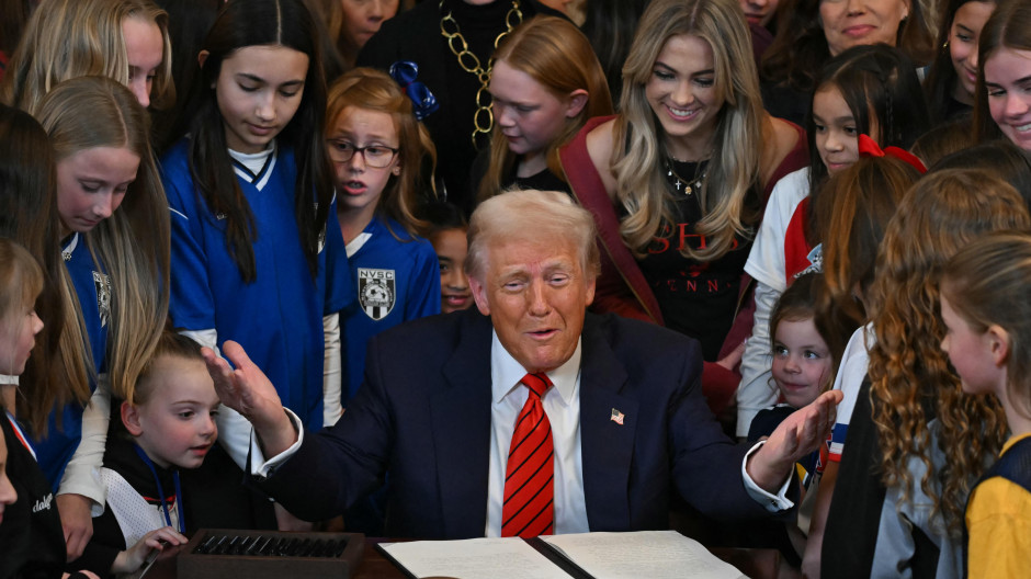 Trump firma una orden que prohíbe a los trans competir en los deportes femeninos