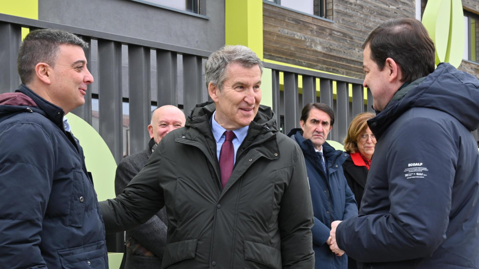 El lider del PP, Alberto Núñez Feijóo, acompañado por el presidente de la Junta de Castilla y León, Alfonso Fernández Mañueco, este jueves en Carrión de los Condes