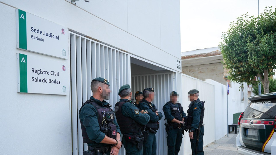 EuropaPress_6223772_entrada_juzgados_barbate_custodiada_agentes_guardia_civil_20_septiembre