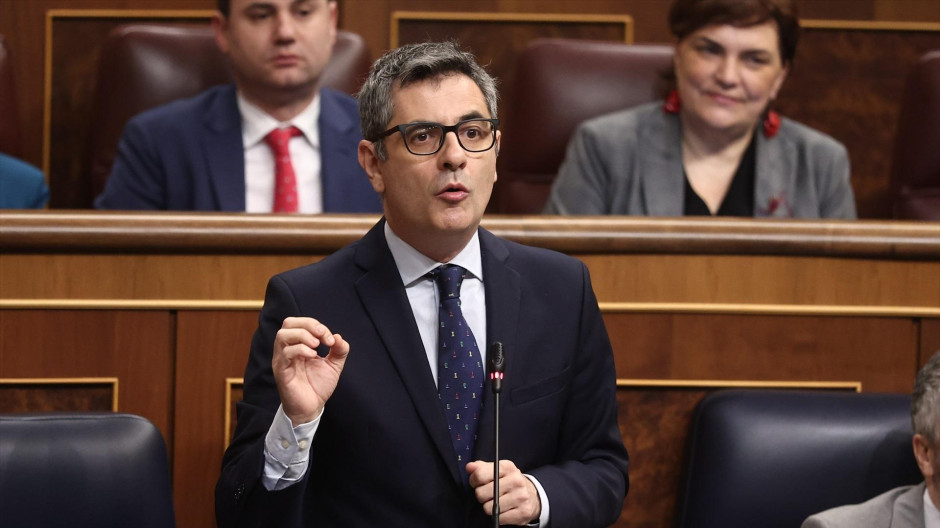 El ministro de la Presidencia, Relaciones con las Cortes y Justicia, Félix Bolaños, interviene durante una sesión de control
