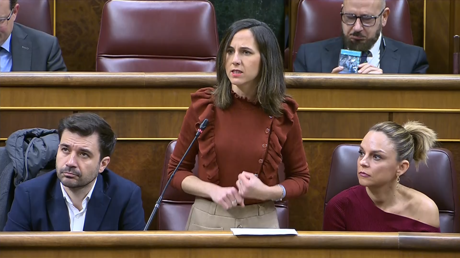 Vox enseña una fotografía de Juan Carlos Monedero durante la contestación de Belarra a Sánchez
