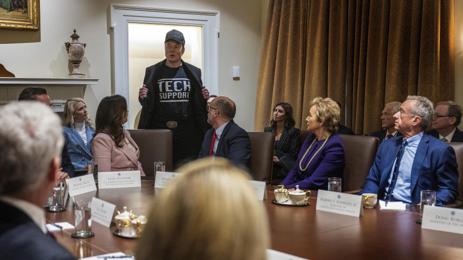 Elon Musk durante la primera reunión de Gabinete de la Administración Trump