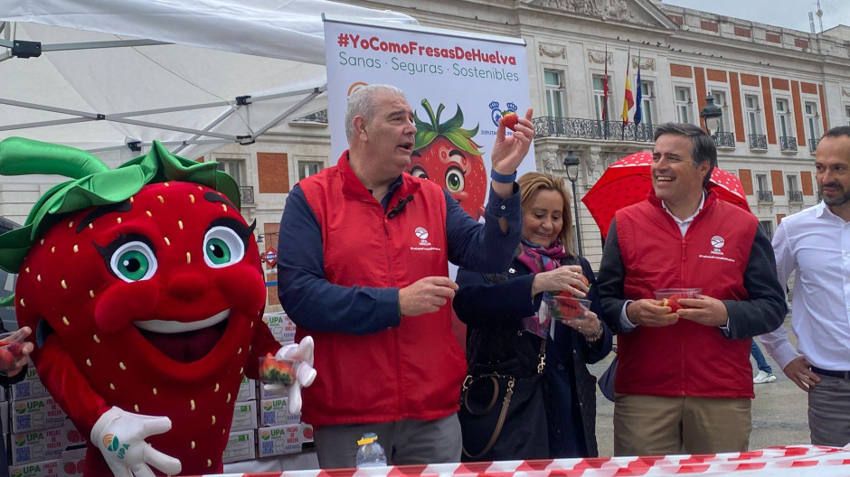 Manuel Piedra, secretario general de UPA Huelva, inaugura la campaña #YoComoFresasDeHuelva junto a Cristóbal Cano, secretario general de UPA