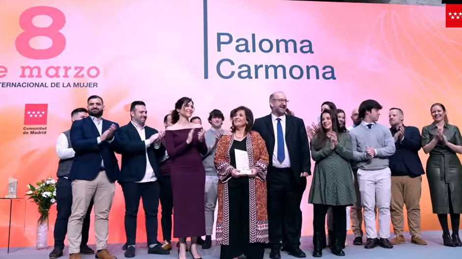 Isabel Díaz Ayuso, Paloma Carmona, su marido y sus quince hijos
