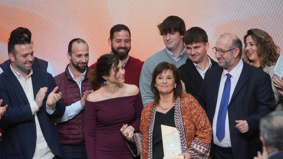 La presidenta de la Comunidad de Madrid, Isabel Díaz Ayuso, con Paloma Carmona y algunos de sus 15 hijos