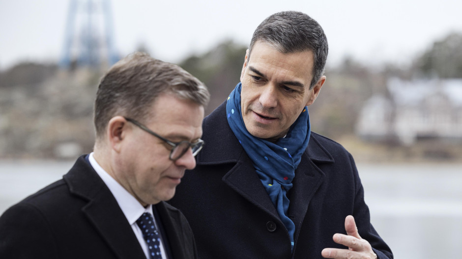 Pedro Sánchez junto al primer ministro finlandés, este miércoles en Helsinki