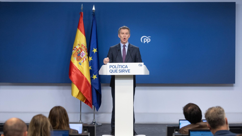 El presidente del PP, Alberto Núñez Feijóo, durante una rueda de prensa, en la sede del partido