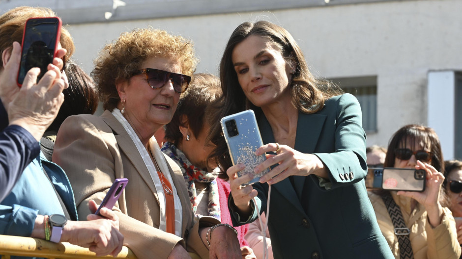 Doña Letizia se hace un selfie con una señora