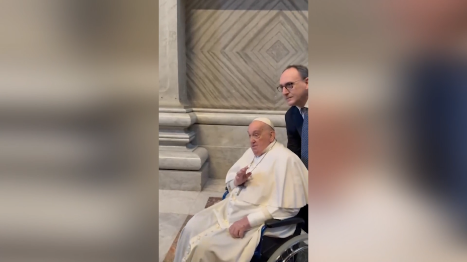 El Papa acude a la basílica de San Pedro para rezar antes de la Vigilia del Sábado Santo