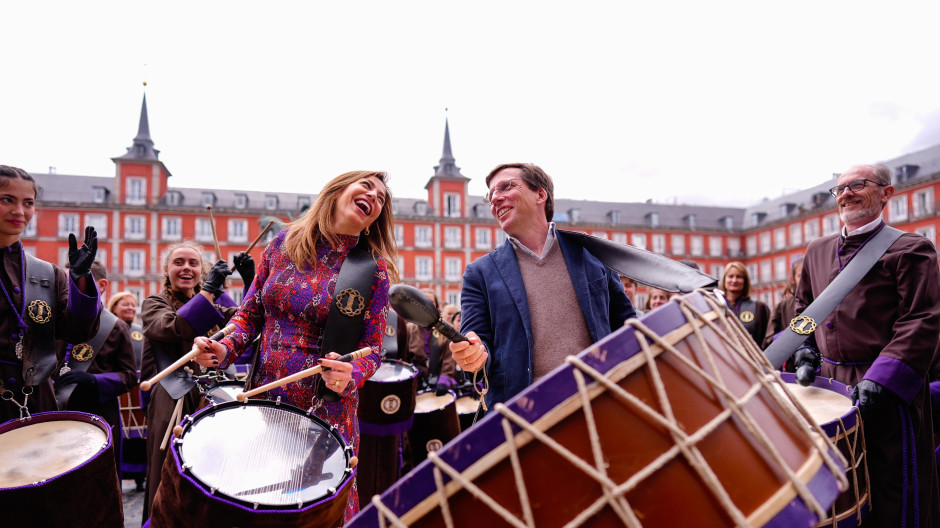 El alcalde de Madrid, José Luis Martínez-Almeida, y la alcaldesa de Zaragoza, Natalia Chueca, en la Tamborrada de Resurrección