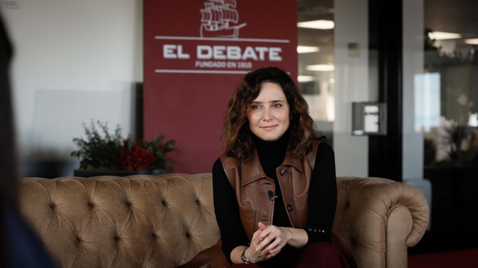 La presidenta de la Comunidad de Madrid, Isabel Díaz Ayuso, en la redacción de El Debate