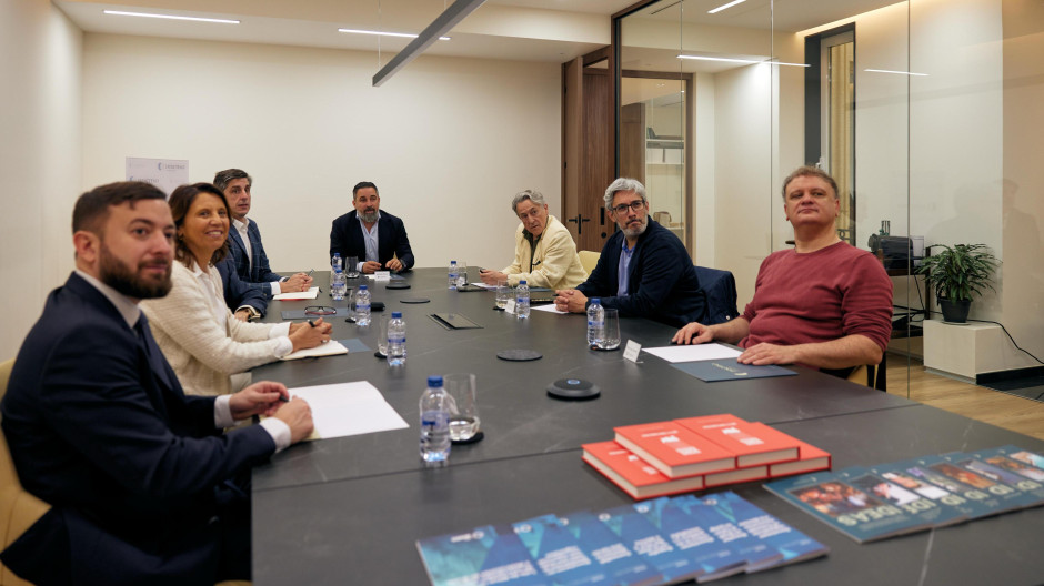 Abascal preside la reunión en la sede de Disenso