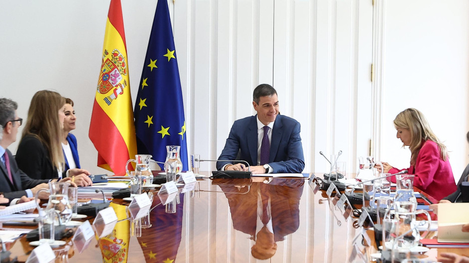 Un micrófono pilla a Sánchez en plena reunión de crisis: «¿Pero con cebolla o sin?»