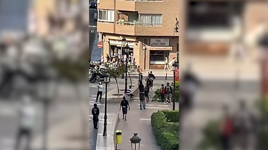 Un magrebí la emprende a pedradas contra los clientes de la terraza de un bar del centro de Valencia