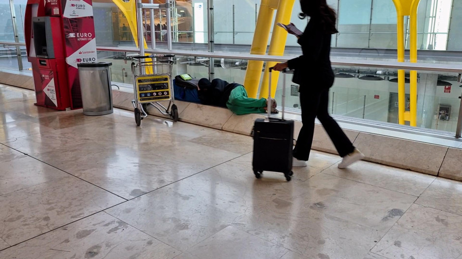 Vagabundo durmiendo a plena luz del día en el aeropuerto de Barajas