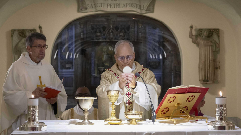 León XIV ofició una Misa junto a la tumba de San Pedro antes del Regina Coelis