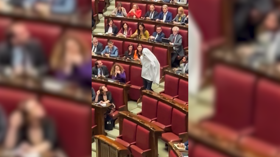Un diputado italiano se disfraza para protestar contra Meloni y es expulsado del Parlamento