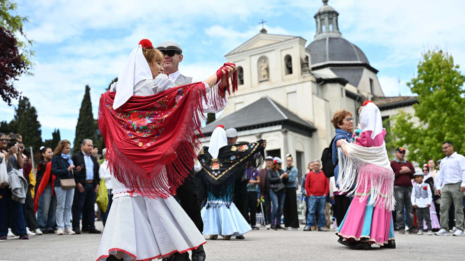 La Pradera de San Isidro se llena de chulapos y chulapas para festejar al patrón de Madrid