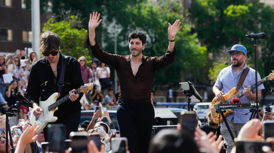 Sebastián Yatra sorprende a sus fans con un concierto improvisado en el centro de Madrid