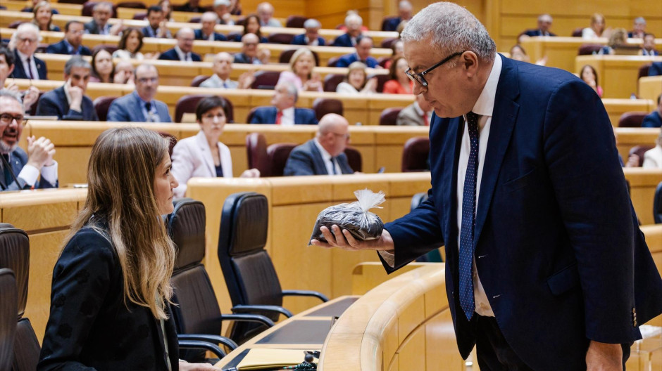 El senador del PP, Francisco Bernabé Pérez, entrega a la vicepresidenta tercera y ministra para la Transición Ecológica, Sara Aagesen, un paquete con tierra contaminada