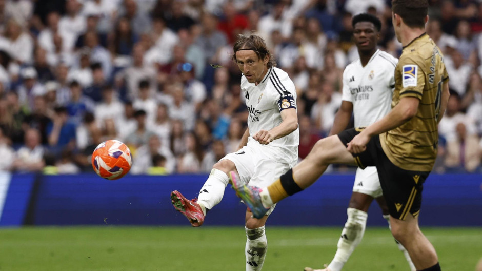Luka Modric pasa un balón en el partido frente a la Real Sociedad