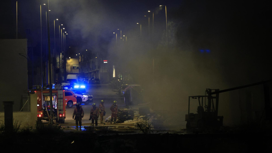 Bomberos trabajan en el incendio ocurrido este domingo en una nave en la localidad valenciana de Torrent