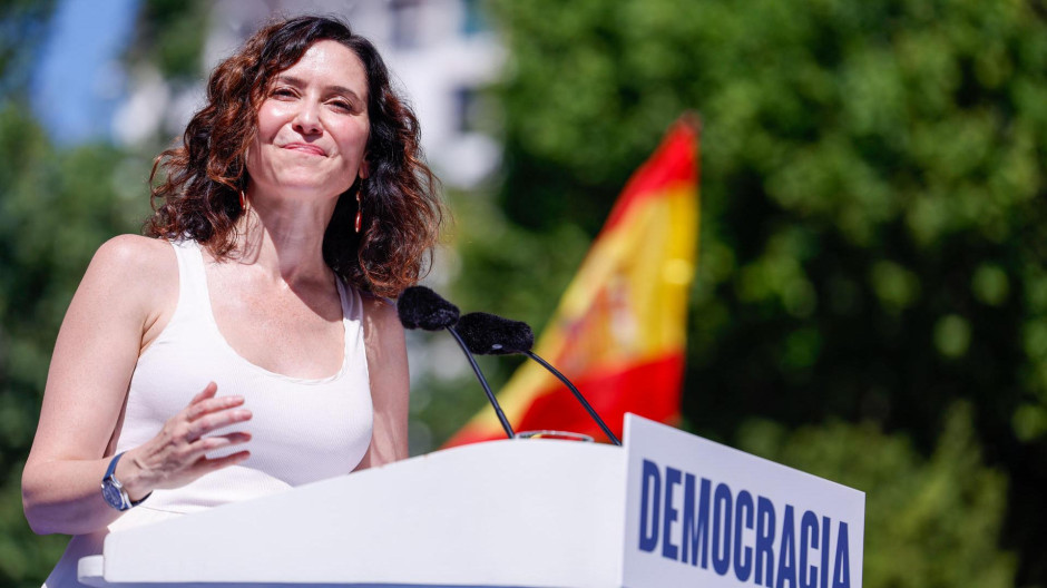 Ayuso: «Ponen personas que fabrican más corrupción para tapar corrupción, y eso se llama mafia»