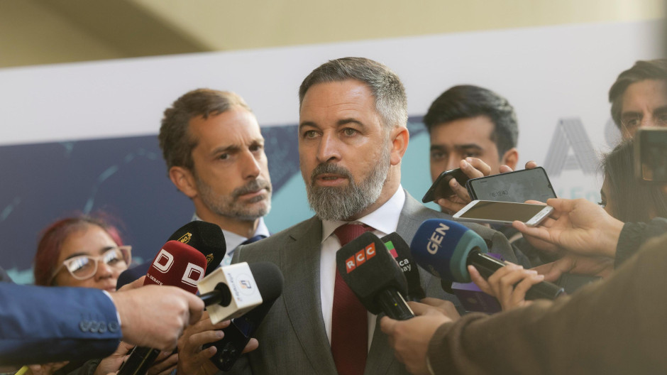 Santiago Abascal atiende a los medios en Paraguay