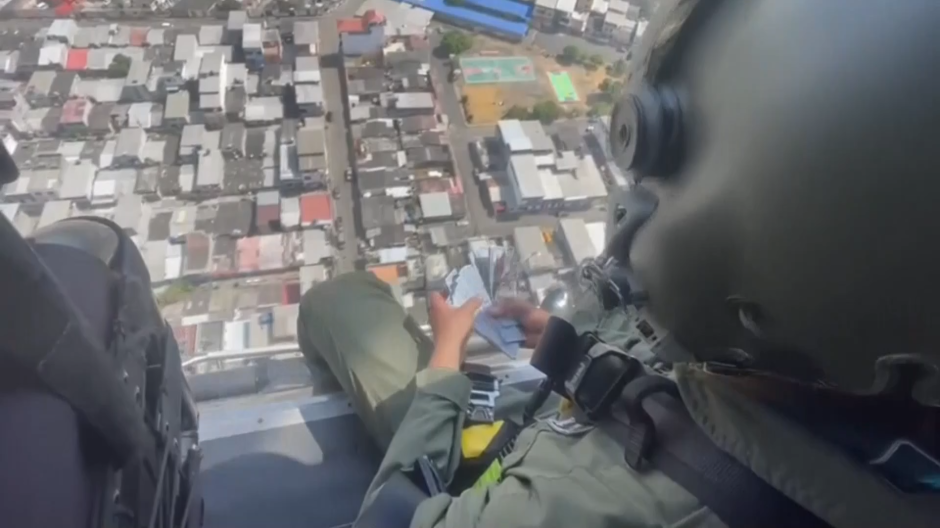 Ejército de Ecuador lanza desde el aire billetes falsos para fomentar denuncias en la población