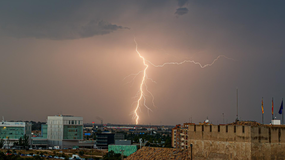 Rayos y relámpagos iluminan la noche zaragozana