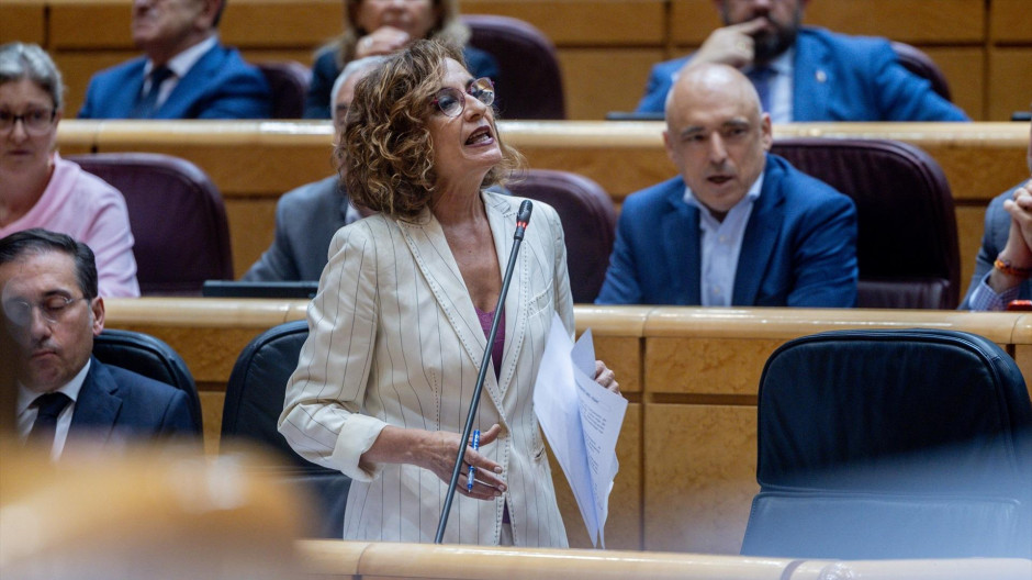 EuropaPress_6806324_vicepresidenta_primera_ministra_hacienda_maria_jesus_montero_interviene