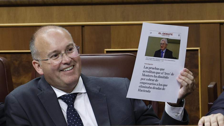 El portavoz del PP en el Congreso, Miguel Tellado, sujetando la noticia de El Debate