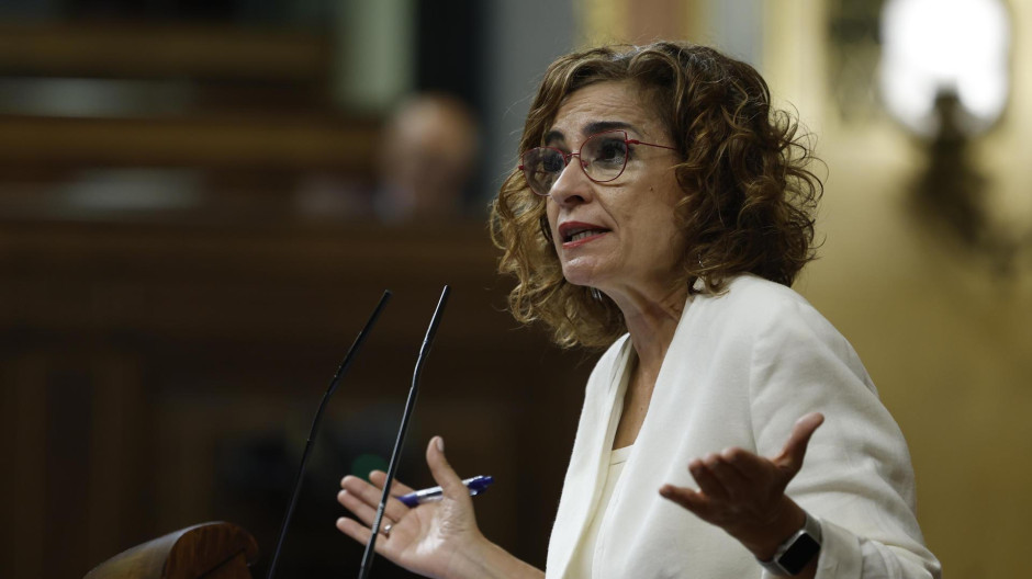 La ministra de Hacienda y vicepresidenta primera del Gobierno, María Jesús Montero, interviene desde la tribuna de oradores durante el pleno posterior a la sesión de control al Gobierno celebrada este miércoles en el Congreso.