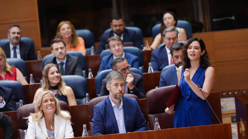 La contundente réplica de Ayuso ante la «montaña de corrupción» del PSOE:  «Todos le deben el puesto a Cerdán»
