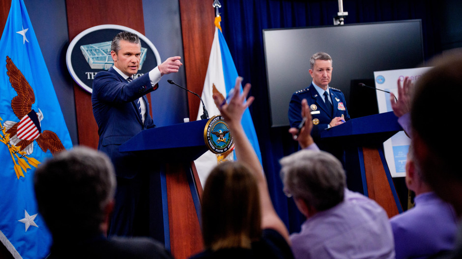 El secretario de Defensa de EE. UU., Pete Hegseth (izq.), acompañado por el jefe del Estado Mayor Conjunto, general de la Fuerza Aérea Dan Caine