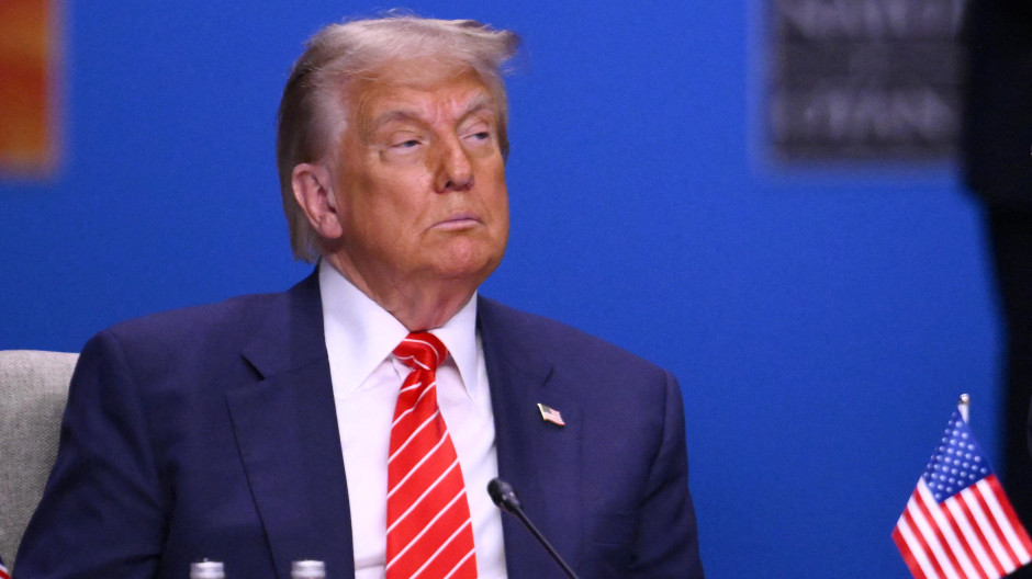 El presidente de Estados Unidos, Donald Trump, observa el inicio de una cumbre de líderes de la OTAN en La Haya, Países Bajos